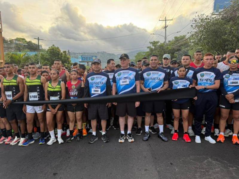El ministro de Seguridad, Gerzon Velásquez, acompañado por el viceministro Rommel Martínez y el director de la Policía Nacional, Rigoberto Oseguera, encabezó el inicio de la XXXVI carrera policial en la capital.