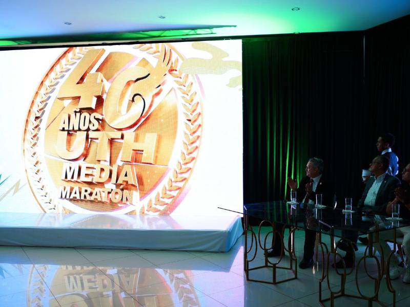 Durante el evento se presentó además la medalla que recibirán los participantes en la competencia que incluirá recorridos de 5K, 10K y 21K.