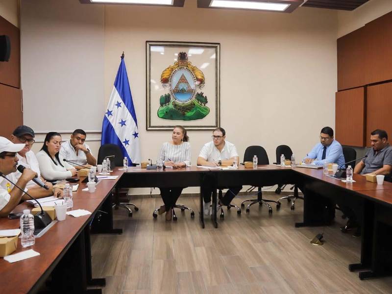 Representantes del Gobierno y del sector transporte participaron en las mesas de diálogo para analizar el impacto del precio de los combustibles.