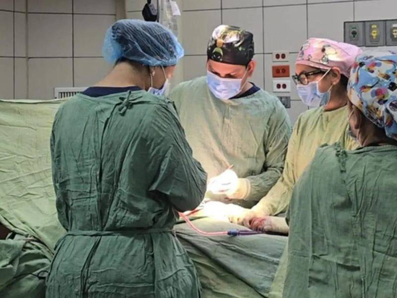 Médicos, enfermeras, anestesiólogos, instrumentistas y personal de apoyo integran los equipos que permiten ampliar los servicios quirúrgicos durante los fines de semana.