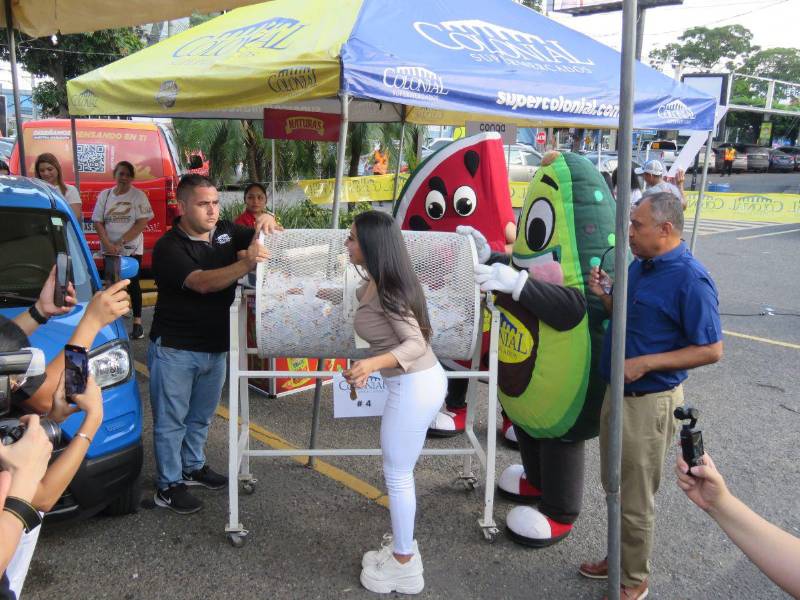 Supermercados Colonial hace entrega de los vehículos de su promo ‘Año nuevo, carro nuevo’