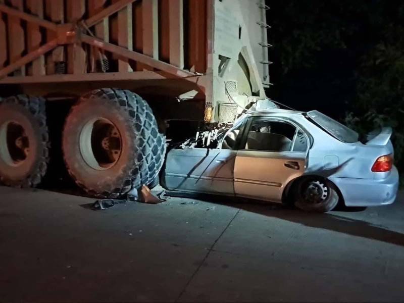 Vehículo en el que se conducía Carlos Chávez quedó destruido.
