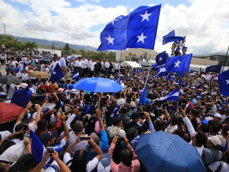 Miles de nacionalistas llegaron a los dos escenarios donde brindó palabra el expresidente Juan Orlando Hernández.