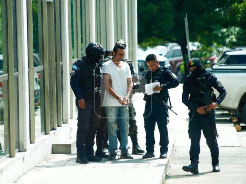 Juan Carlos Urbina Rosales, conocido como “El Burro”, se viralizó en redes sociales luego de ser captado en videos durante asaltos a un repartidor y una joven en San Pedro Sula. Pese a la difusión del material que evidencia los hechos, Urbina fue dejado en libertad este jueves.