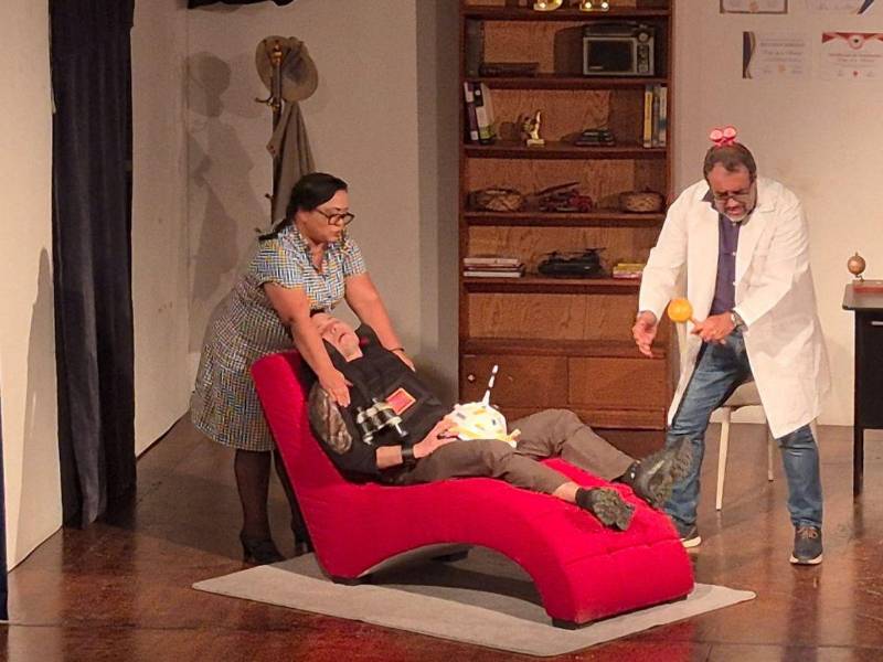Una de las Escenas en la que el Dr. Edipo ( Víctor Canales) utiliza métodos no convencionales para sanar a un paciente.
