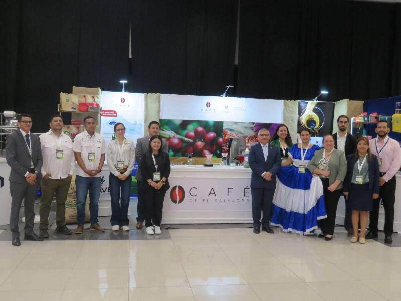 Delegación de El Salvador presente en el evento, incluyendo al Excelentísimo Señor Embajador Jorge Umaña (primero del grupo de la derecha).