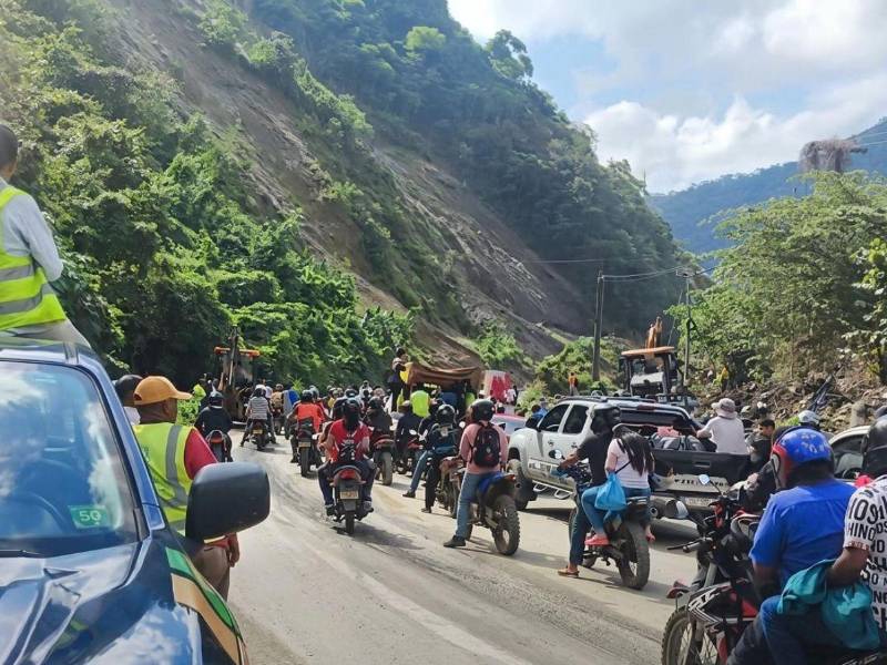 Cada vez que se dan deslizamientos en la carretera a Occidente, la historia es la misma: pérdida de tiempo, combustible y congestionamientos caóticos, además del riesgo de los que cruzan por ese sitio.