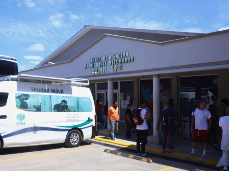 El viernes, 60 hondureños retornados llegaron al Centro de Atención al Migrante Retornado (CAMR), ubicado en La Lima, Cortés.