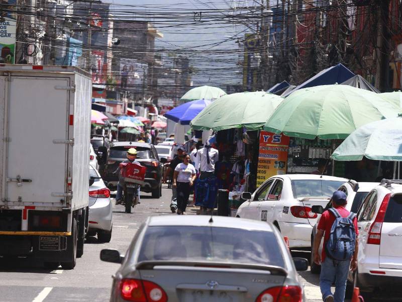 Así lucen las calles del centro de San Pedro Sula, con las aceras invadidas y sin paso para los peatones.