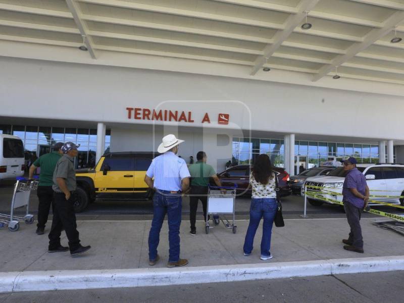 La Policía orienta y brinda asistencia a los viajeros durante el Feriado Morazánico.