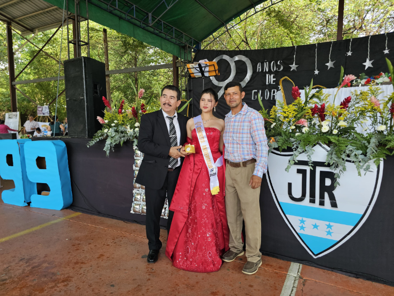 El director del JTR, Rafael Hernández, entrega presente a la señorita aniversario 2025, Rubí Membreño.