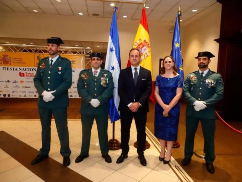 El embajador de España en Honduras, Guillermo Escribano Manzano, y la cónsul honoraria de España en SPS, Isabel Rodríguez de Vera, junto a Guardias Civiles de España.