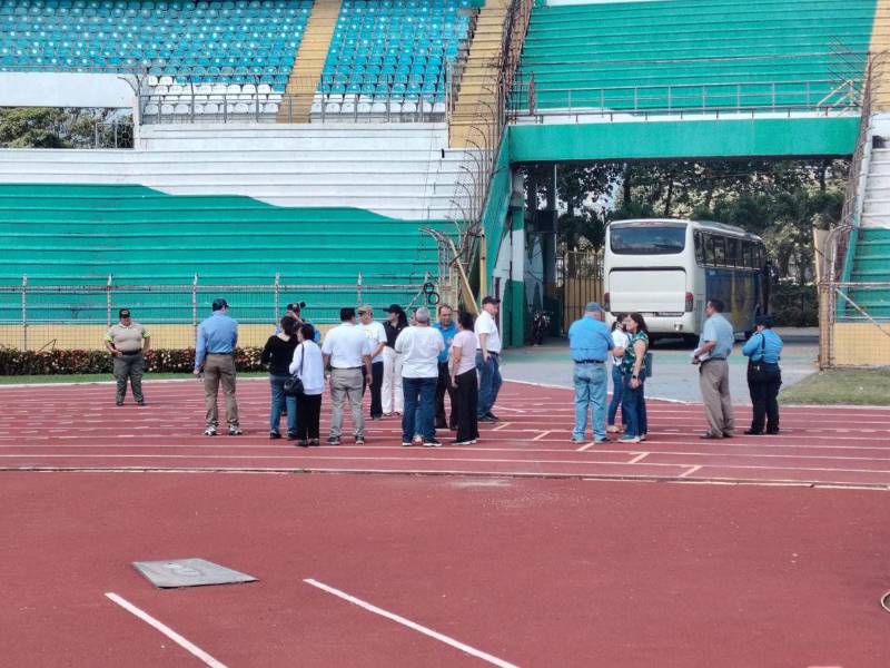 Los organizadores del evento realizaron un recorrido por el estadio a fin de definir detalles y comenzar el montaje.
