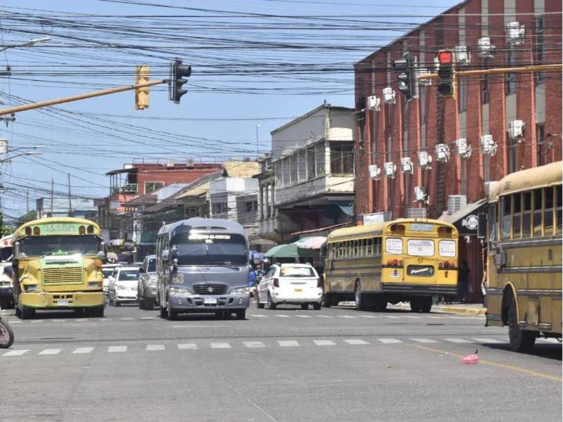 Empresas de transporte en La Ceiba han reducido su flota de buses por una baja considerable de usuarios.