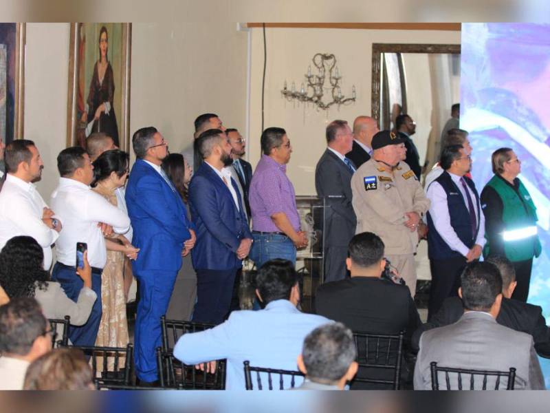 Diversas autoridades reunidas para la campaña de Semana Santa.