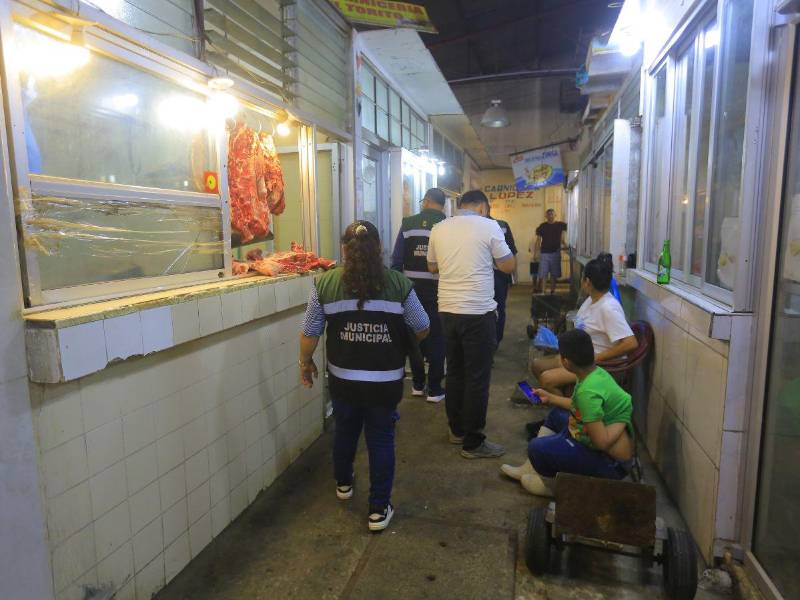 La gerencia de salud municipal y personal de Justicia Municipal realizan operativos en todos los mercados de la ciudad para verificar el producto, carnes, que consumen los sampedranos.