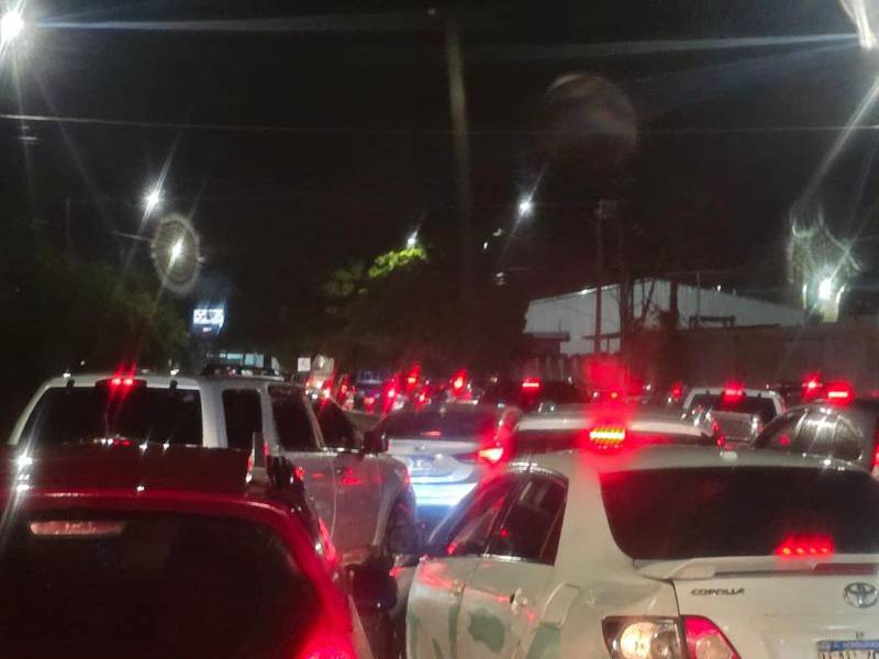 Los conductores se quejan pues están tardando hasta cuatro horas para llegar del centro a las colonias del sectoren el noreste de la ciudad.
