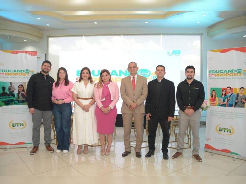 Ejecutivos de UTH, empresas aliadas y líderes de la iglesia durante el lanzamiento de Educando con Propósito 2025.