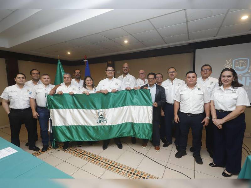 La nueva junta directiva de la Unión de Notarios de Honduras, capítulo Cortés, junto al presidente nacional de la organización gremial, el magistrado Nelson Mairena.