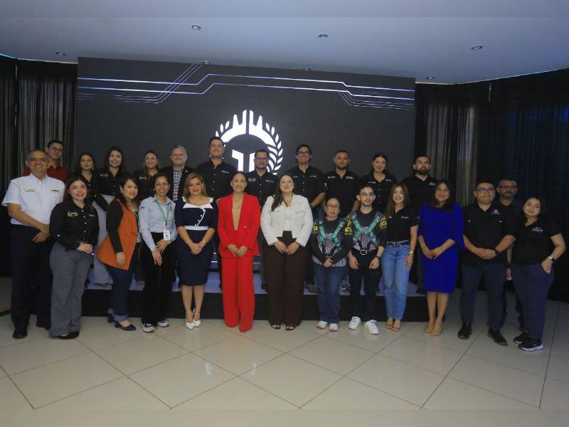 Ejecutivos de Optimus Card en compañía de algunos de sus aliados comerciales durante el evento.