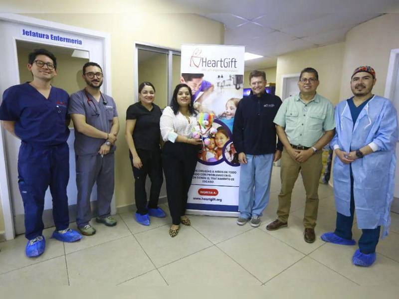 Miembros del Club Rotario Ulúa, el equipo médico del IHSS y médicos de Estados Unidos durante la brigada de cirugía cardiovascular de julio 2025.