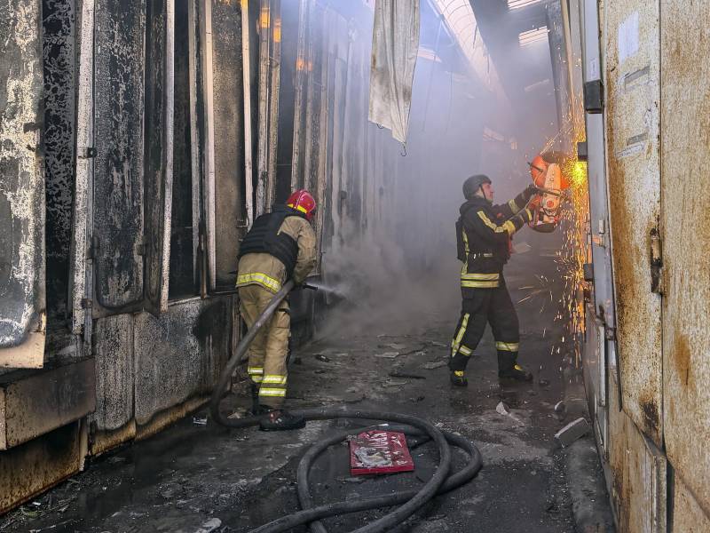 Equipos de rescate ucranianos trabajan en el lugar del ataque ruso contra un mercado en una zona residencial de Zaporiyia, Ucrania, el 26 de septiembre de 2026. EFE