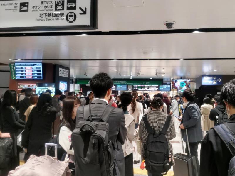 Gente a la espera en la estación de Sendai, noreste de Japón.