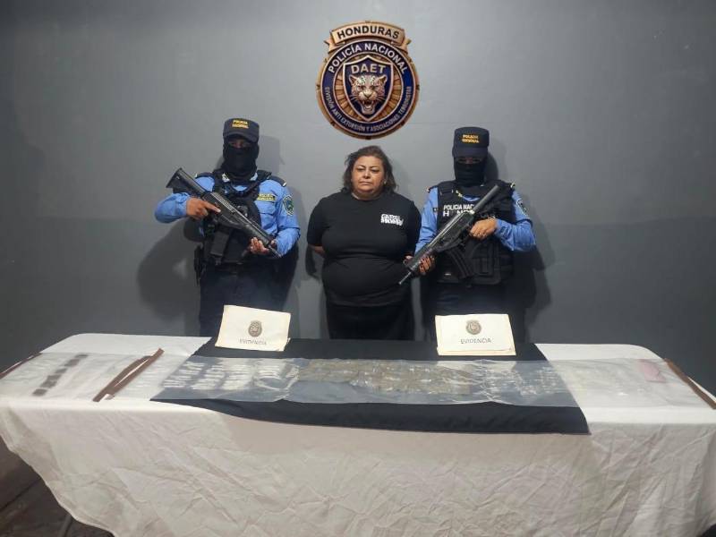 Deberá responder por el delito de tráfico de drogas.