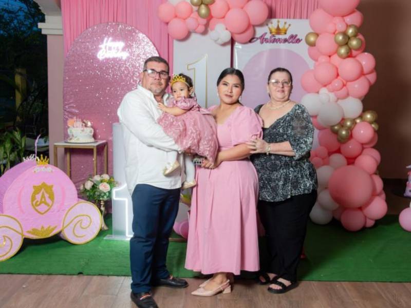 Eliut Álvarez acompaña a Fernanda y sus padres en la fotografía del recuerdo.