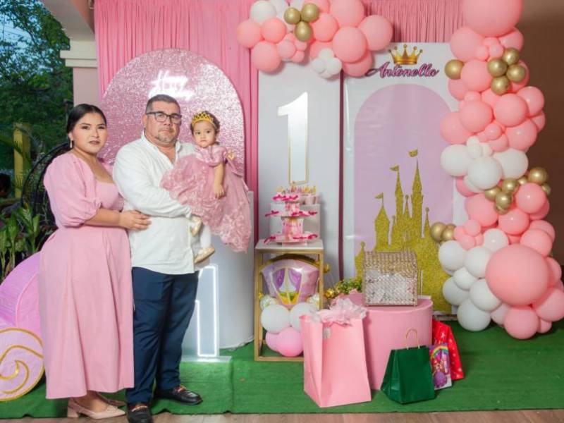 Fernanda Antonella Reyes Alvarez junto a sus padres.