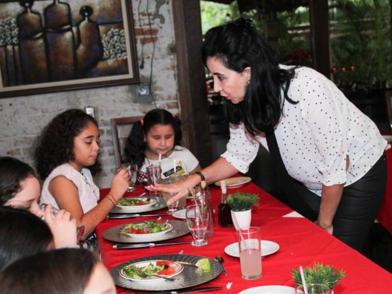 Aprender sobre Etiqueta y Protocolo ayuda a establecer relaciones, mejorar la comunicación y facilitar la convivencia en diversos contextos.