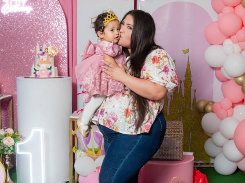 Marilyn Álvarez junto a la cumpleañera.