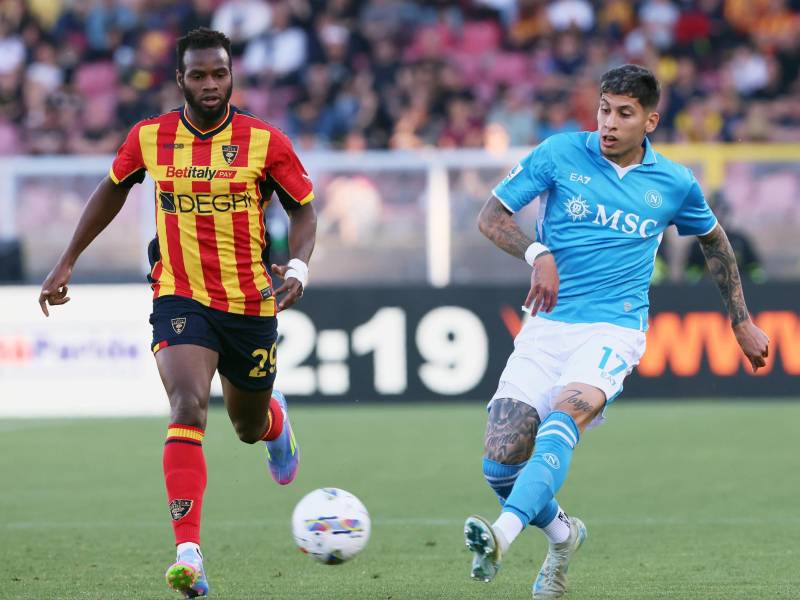 Lecce (Italy), 03/05/2025.- US Lecce's Lassana Coulibaly (L) and SSC Napoli's Mathias Olivera (R) in action during the Italian Serie A soccer match between US Lecce and SSC Napoli, in Lecce, Italy, 03 May 2025. (Italia) EFE/EPA/ABBONDANZA SCURO LEZZI