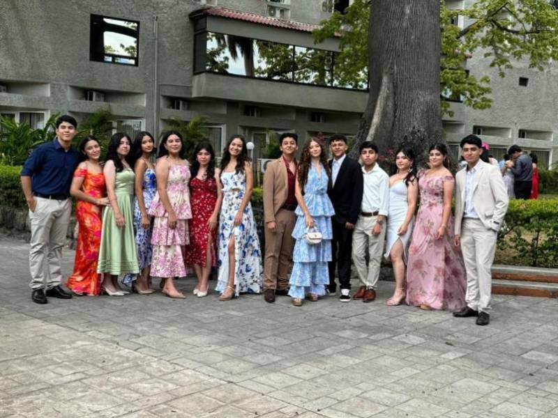 Un grupo de alumnos posando para una de las tantas fotografías capturadas, en el Hotel Copantl.