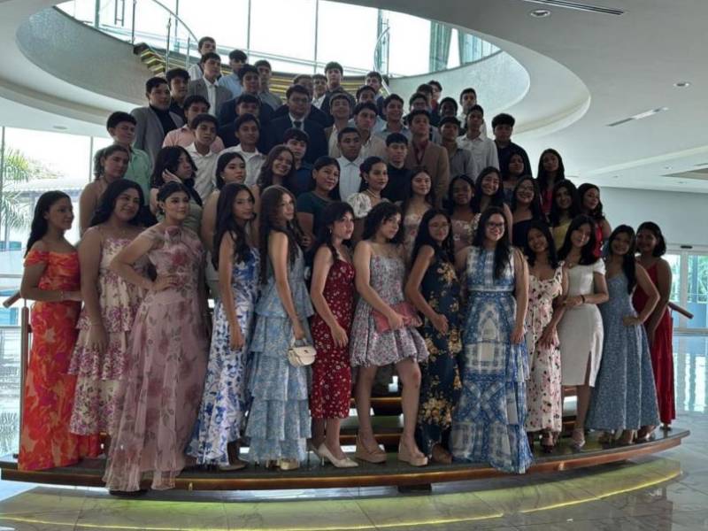 Ellas, con vestidos tipo coctel y accesorios complementarios refinados, mientras ellos, con blazers y camisetas manga larga en tonos suaves, pasaron una mañana inolvidable.