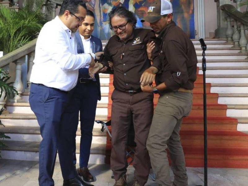 El padre llegó con los pies llagados y convaleciente a Casa Presidencial. Allí, tras descansar, pudo reunirse con la presidenta Xiomara Castro quien le formalizó que atenderían sus reclamos.