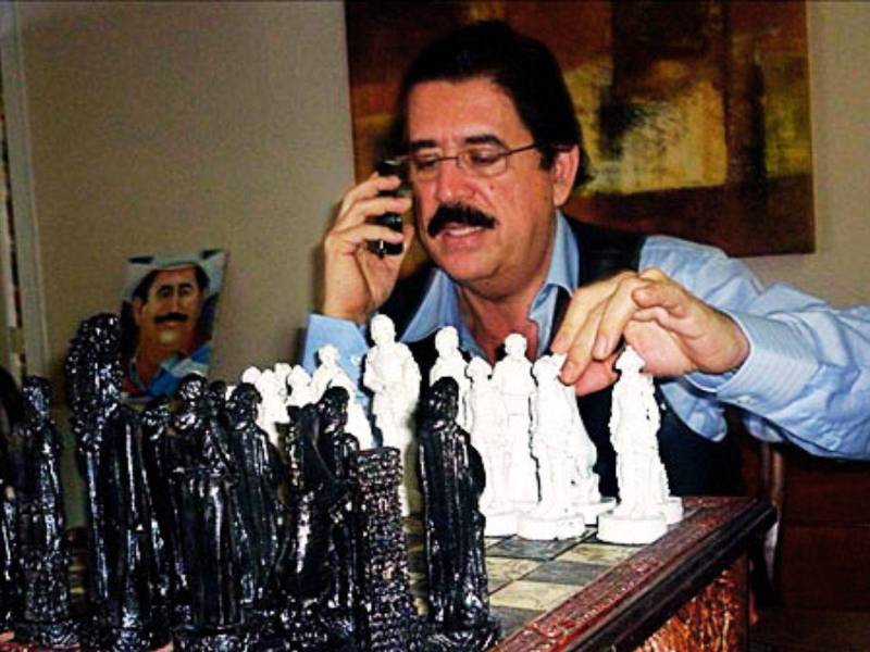 Manuel Zelaya jugando ajedrez en la embajada de Brasil en Tegucigalpa en 2009.