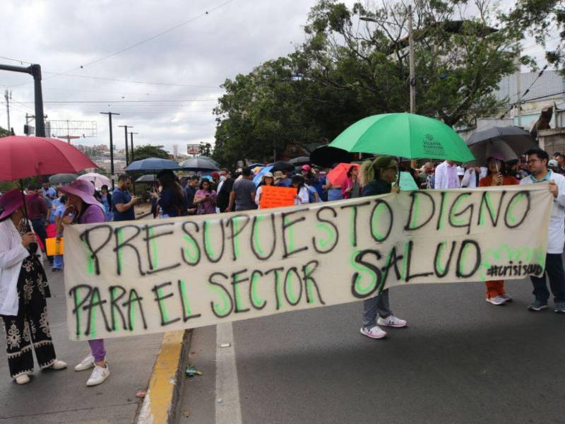 Acompañados por enfermeras, también han salido a las calles a exigir sus derechos.