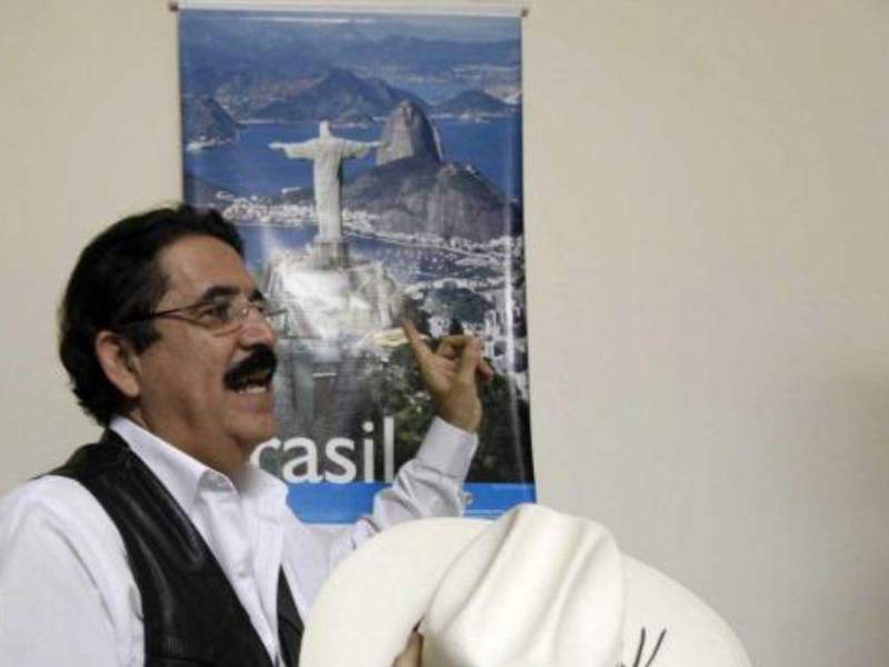 Otra foto de archivo de Mel Zelaya durante su estancia de tres meses en la embajada de Brasil, en Honduras.