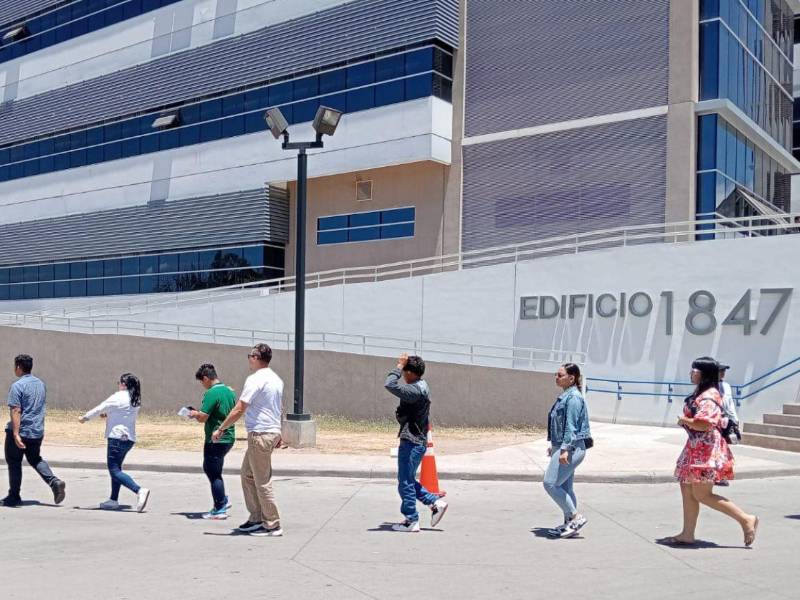 Un grupo de aspirantes a ingresar a la Unah antes de someterse a la evaluación.