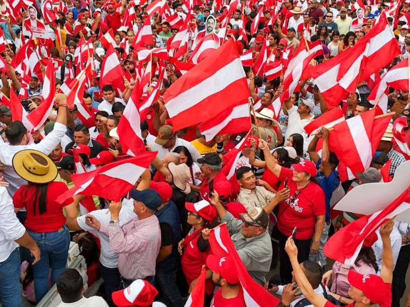 Liberales viven con fervor las giras de sus candidatos. En la imagen seguidores del liberal Jorge Cálix en Olancho adonde el candidato estuvo ayer.