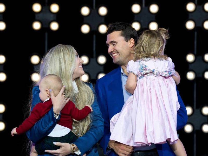 Charlie Kirk junto a su esposa y sus dos hijos.