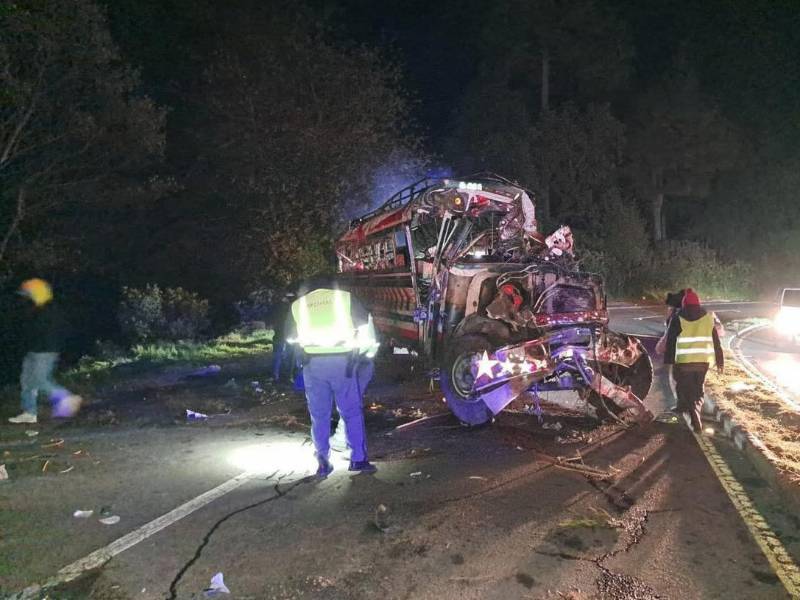 Al menos quince personas murieron en la noche del viernes y otras diecinueve resultaron heridas durante un accidente de un bus de transporte público en el oeste de Guatemala, según confirmaron este sábado los cuerpos de socorro.