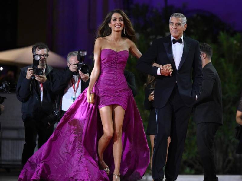 El actor estadounidense George Clooney (d) y su esposa, Amal Alamuddin, a su llegada este jueves, 28 de agosto, al estreno de la película 'Jay Kelly', durante el 82º Festival de Cine de Venecia, en Venecia (Italia)