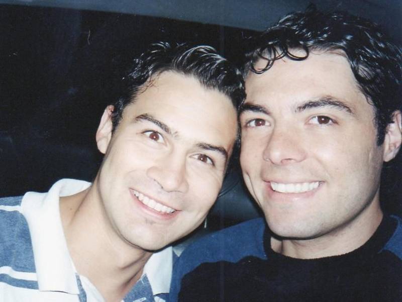 Fotografía cedida por Gabriel Gersbach (d), pareja de Octavio Romero (i), quien fue víctima de un crimen de odio hace 15 años. EFE/ Gabriel Gersbach