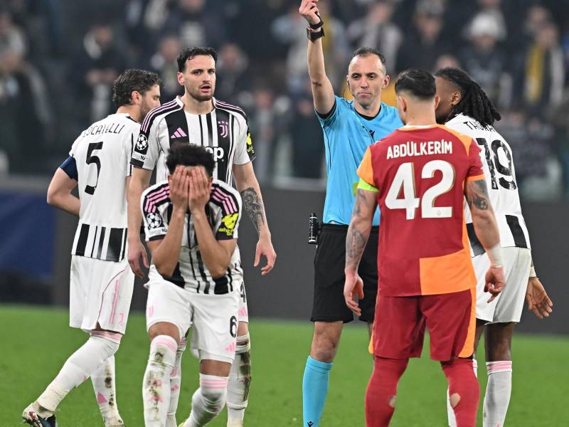 Kelly fue expulsado y dejó con 10 jugadores a la Juventus en el segundo tiempo.