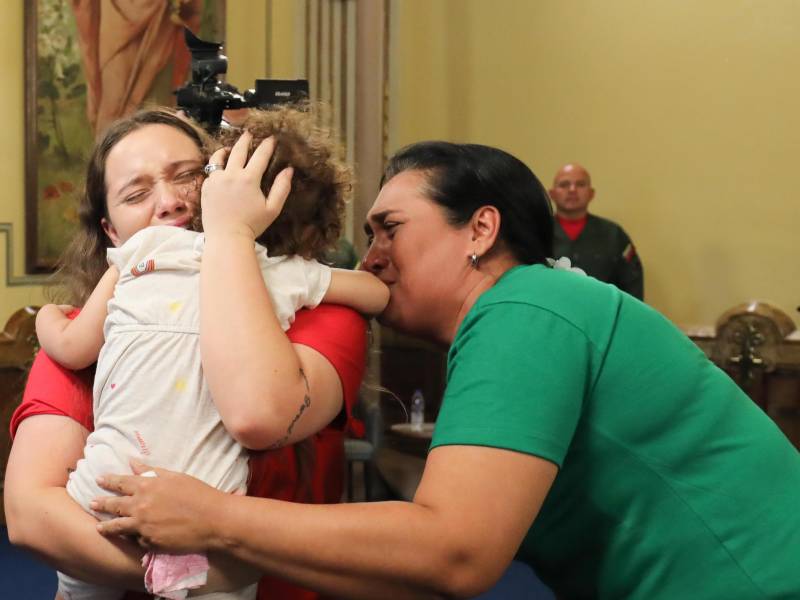 Yorely Bernal se reencontró con su hija Maikelys Espinoza este miércoles en Venezuela.