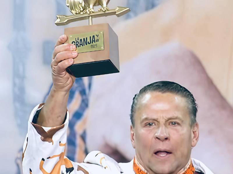 Alfredo Adame posa con su premio como ganador de La Granja VIP México.
