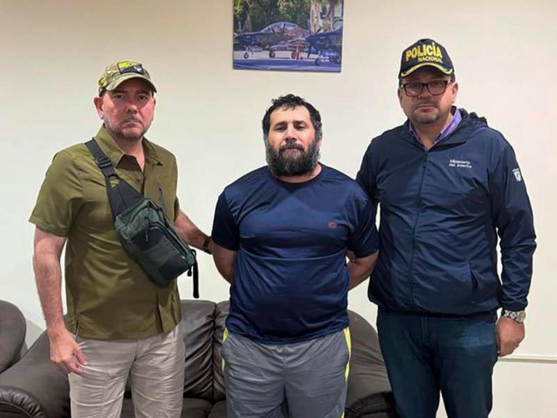 El ministro de Defensa Nacional de Ecuador, Gian Carlo Loffredo (i), y el ministro del Interior de Ecuador, John Reimberg (d), posando junto al narcotraficante José Adolfo Macías Villamar 'Fito', principal líder de Los Choneros.