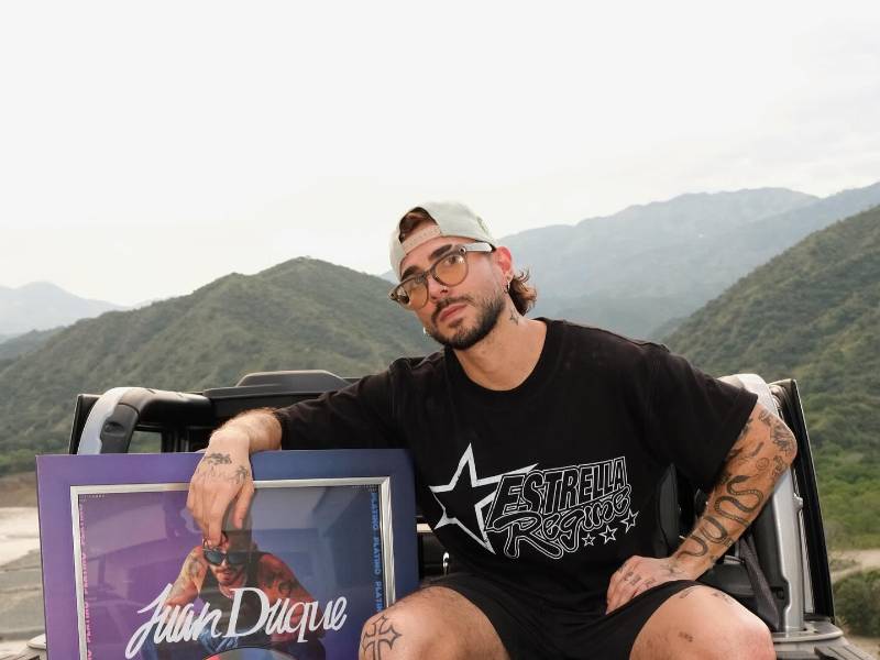 Juan Duque posa con su Disco Platino por LDMO, siglas del sencillo Lejos De Mis Ojos del artista urbano colombiano que fue lanzada el año pasado.